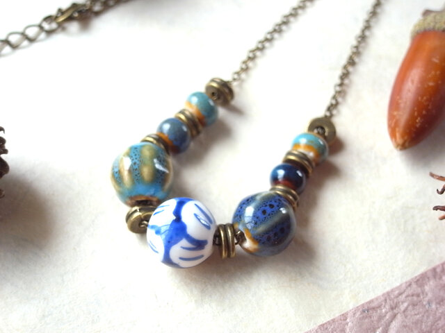 ネックレス 青い陶器ビーズ | iichi 日々の暮らしを心地よくする
