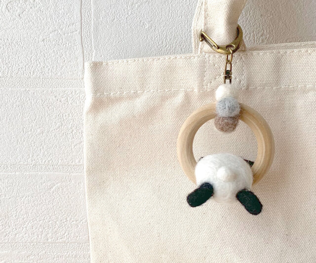 ぶらさがりパンダ＊フェルトのキーホルダー | iichi 日々の