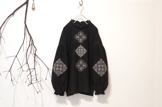 新品タグ付き　刺繍ブラウス　ソロチカ ソロチカ刺繍のリネンブラウス ver.3 -3 colors- | iichi 日々の暮らし