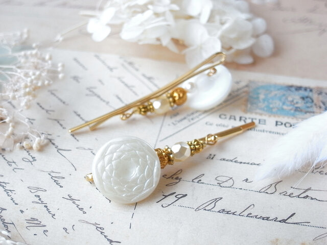 ヘアピン2本セット ホワイトローズのチェコガラスボタン