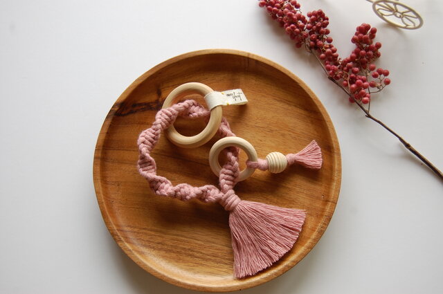 マクラメ糸で編んだTOYリング L blush（ピンク系） iichi 日々の暮らしを心地よくするハンドメイドやアンティークのマーケットプレイス