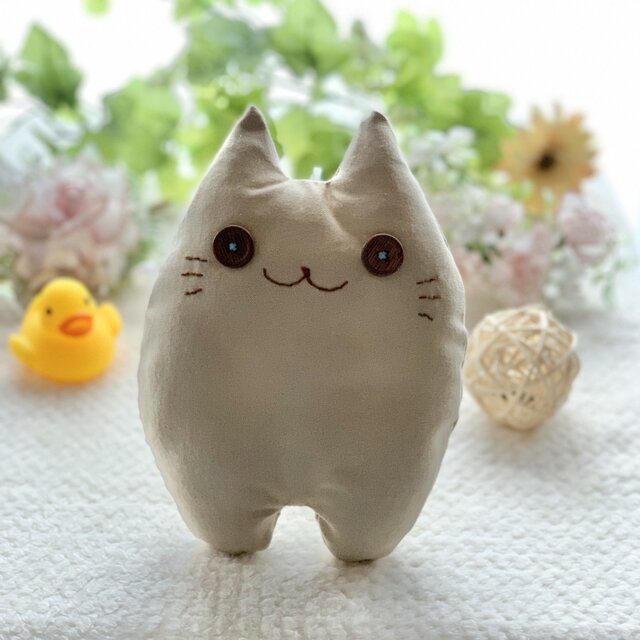 ベージュの猫のぬいぐるみ「ふにゃ〜た」