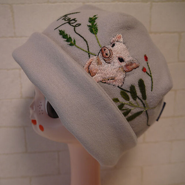 圧縮ウールニット生地で作ったニット帽（こぶたちゃんとオリーブ）