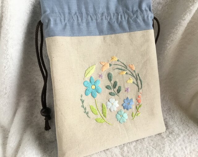 花刺繍の巾着・サックス | iichi 日々の暮らしを心地よくする