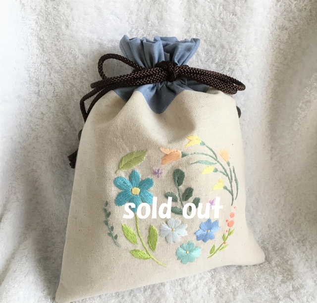 花刺繍の巾着・サックス | iichi 日々の暮らしを心地よくする