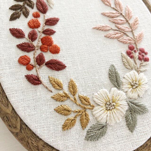 刺繍キット】秋色植物の刺繍ミニフレーム | iichi 日々の暮らしを ...