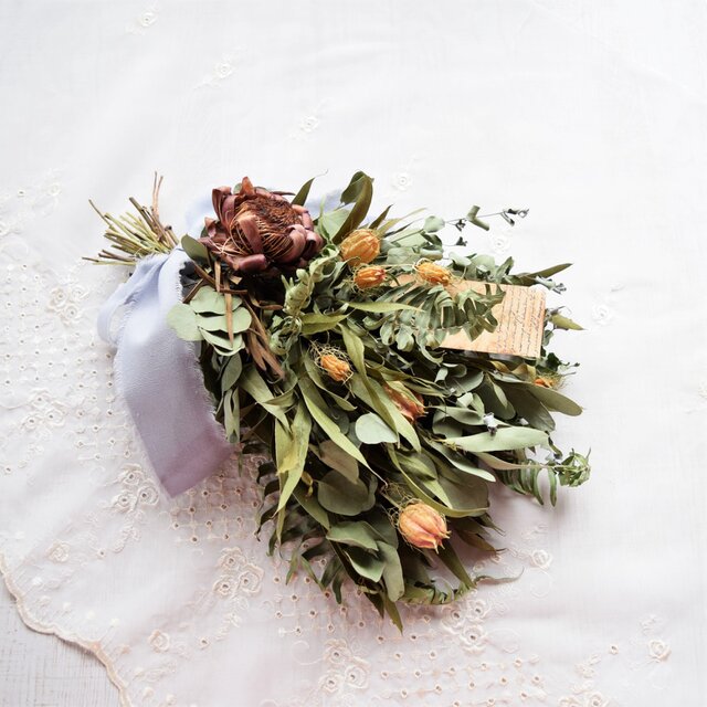 秋を彩る・ユーカリとプロテアのスワッグ（シダ入り）