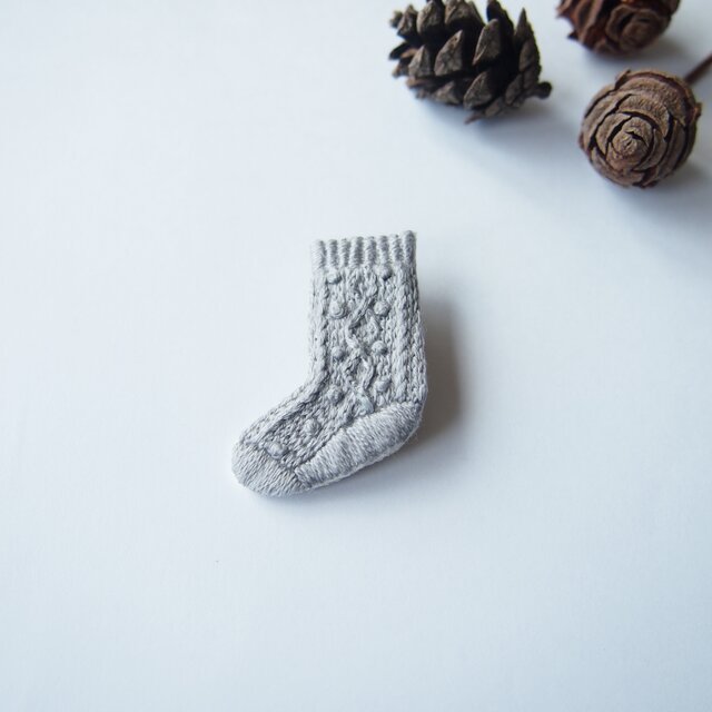 新作 受注制作 アラン編み靴下の刺繍ブローチ Grey Iichi ハンドメイド クラフト作品 手仕事品の通販