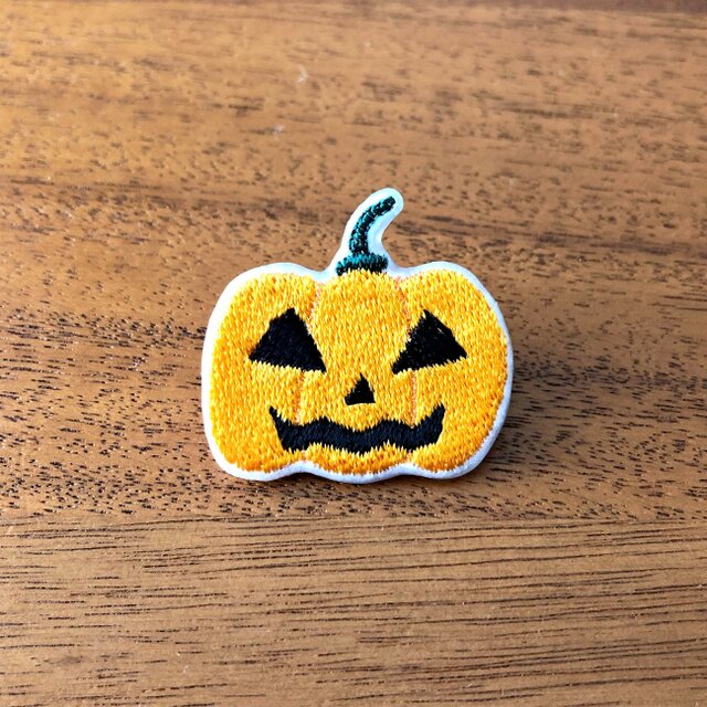 刺繍ハロウィンブローチ 「おばけカボチャ」 | iichi 日々の暮らしを