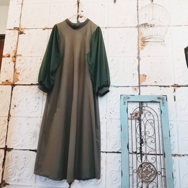 カーキカットソーに少しだけシースルーのパフスリーブワンピ