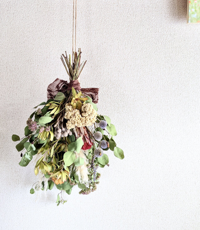 ユーカリポポラスとプロテアロビン、パンパスグラスやハーブを使った大きなドライフラワースワッグ！