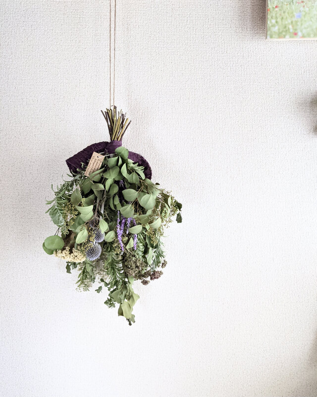 ユーカリポポラスとブルーブッシュ、オレガノなどハーブを使った大きなドライフラワースワッグ！