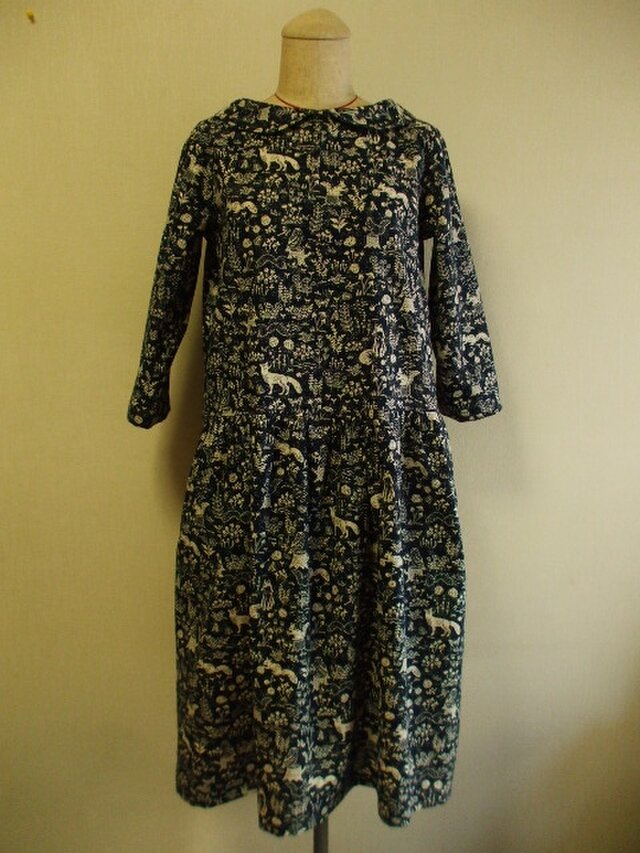 紺地×白動物柄プリント 綿麻 丸衿長袖のワンピース Lサイズ  受注生産