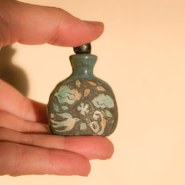 掻き落とし　香水瓶オブジェ