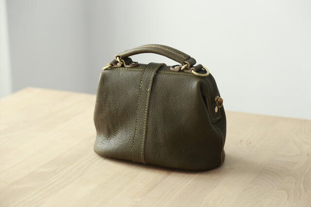 柔らかいヌメ革】フラットタイプのがま口バッグ 手作りのレザー