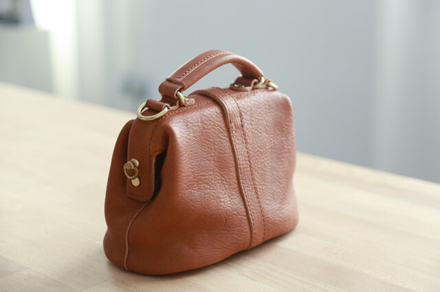 柔らかいヌメ革】フラットタイプのがま口バッグ 手作りのレザー