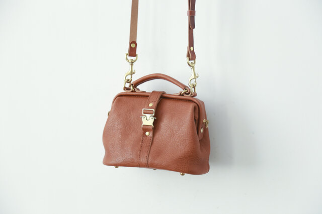 柔らかいヌメ革】フラットタイプのがま口バッグ 手作りのレザー