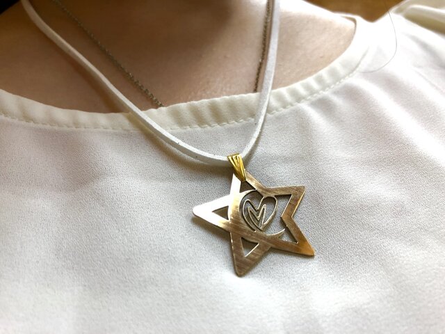 シンバルで創った星のペンダントトップ | iichi 日々の暮らしを