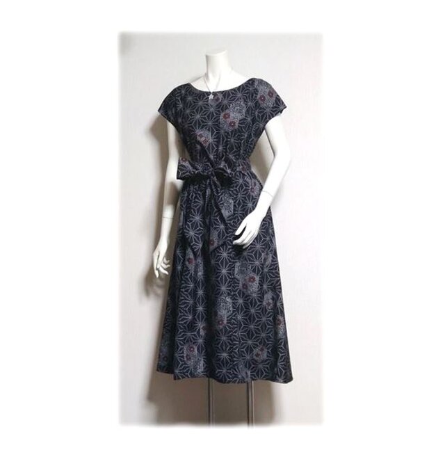 222　大島紬着物リメイクＡラインワンピーㇲ（黒／麻の葉と亀甲と花）