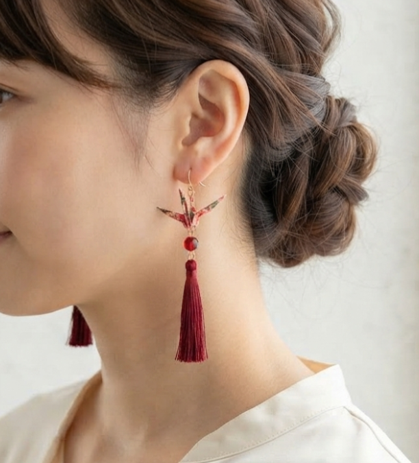 折り鶴とチェコビーズのタッセルピアス｜和装・浴衣にも | iichi 日々