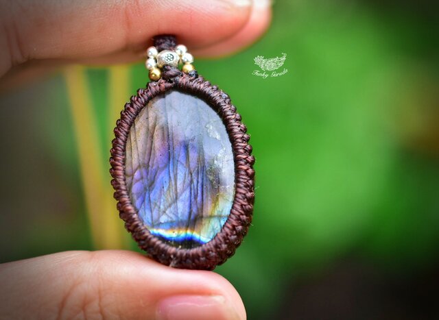 虹夜』オーロラカラーラブラドライトとタンザナイトのマクラメ