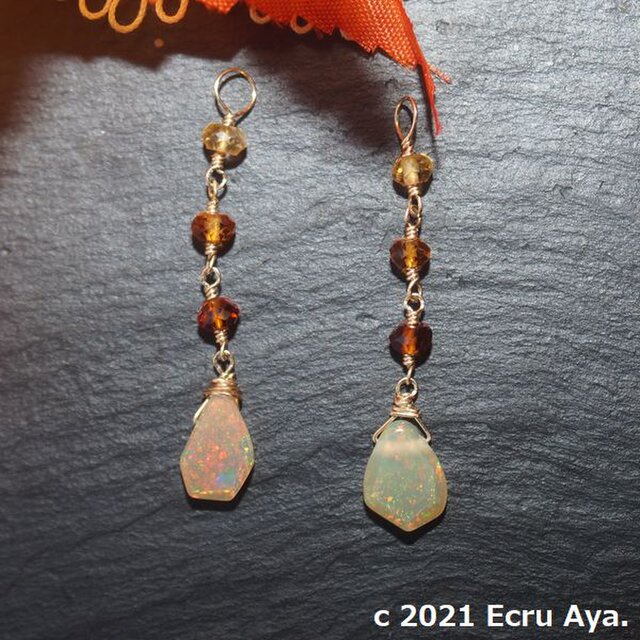 *ヴィクトリア女王の愛した石*プレシャスオパールがメインのピアスチャーム