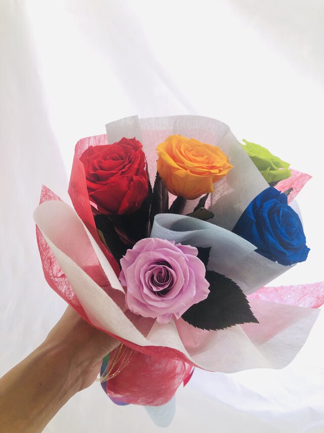 く日はお得 プリザーブドフラワー 赤青紫緑オレンジの薔薇5輪花束 花束ラッピング 花 木の実 枝葉 果実プリザーブドフラワー Www Comisariatolosandes Com
