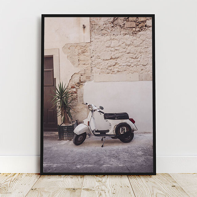 モーターバイク　白いベスパ　写真　A3〜　ポスター　イタリア　white　スクーター　vespa　ヨーロッパ　縦長　iichi　日々の暮らしを心地よくするハンドメイドやアンティークのマーケットプレイス