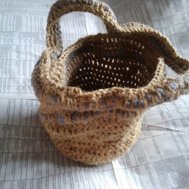 麻糸×ニットのグレーカラーの小物入れの画像1枚目