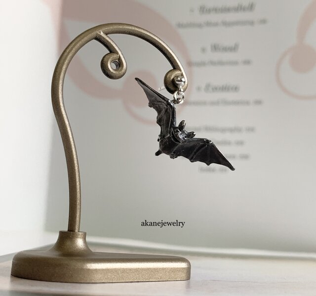 陽気な黒コウモリの片耳ピアス | iichi 日々の暮らしを心地よく