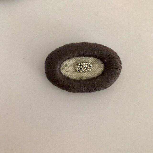 だえんのブローチ