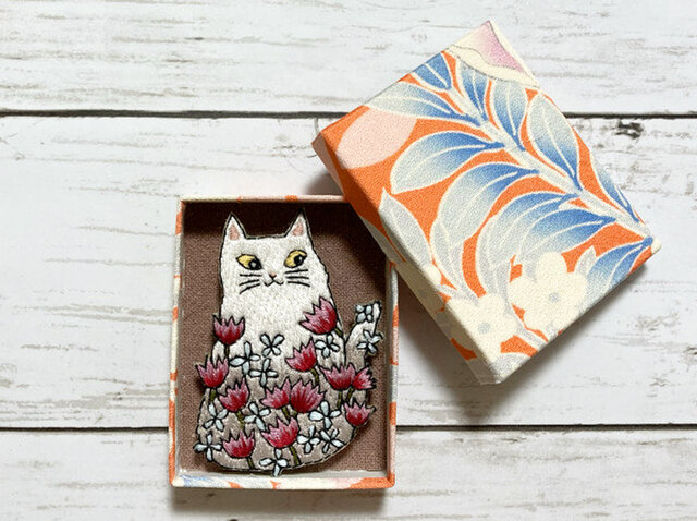 手刺繍オリジナルブローチ＊花咲く猫 | iichi 日々の暮らしを心地よく