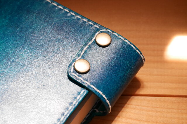 ホック付きシンプルレザーブックカバー ヌメ革仕様 ブルー【海の色