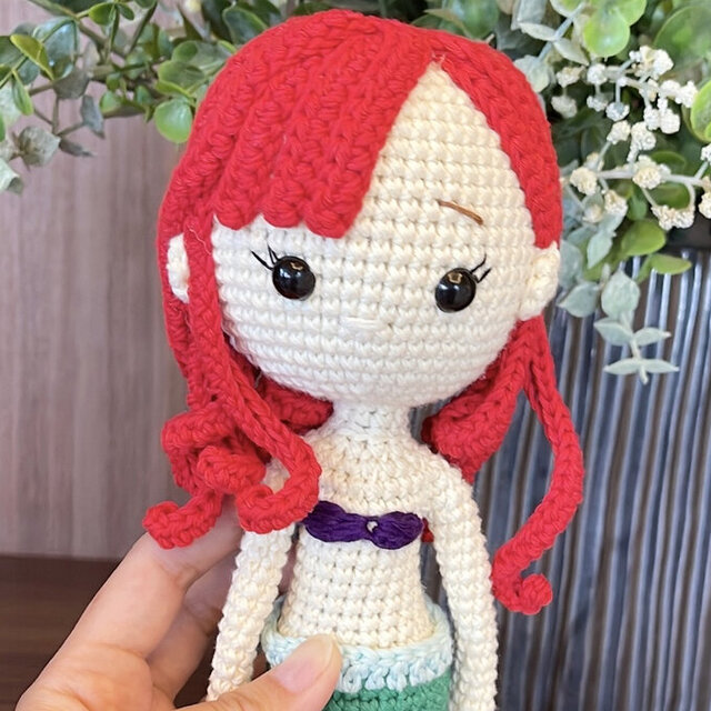 編みぐるみ』赤ワンピ女の子キーホルダー