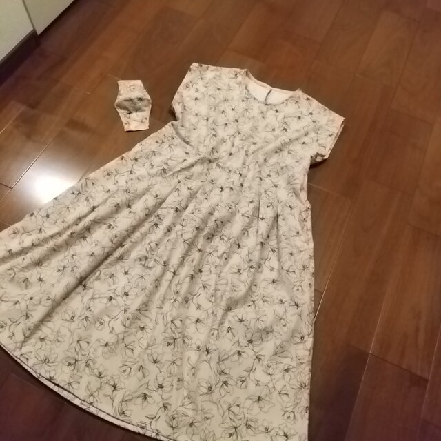 柔らかコーデュロイ手描き風フラワー柄ワンピース(ベージュ)