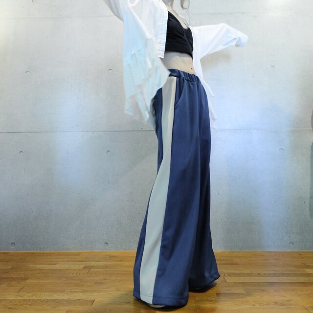サイドライン・青いワイドパンツ