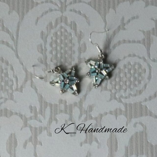 雪のようなラインストーンビジューのピアス　ブルー