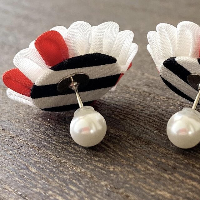 紅白ピアス【貝パールキャッチ】桐箱入〈正絹/つまみ細工〉成人式