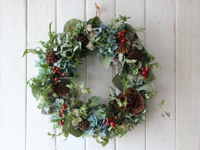 カニクサと木の実のリース | iichi 日々の暮らしを心地よくする