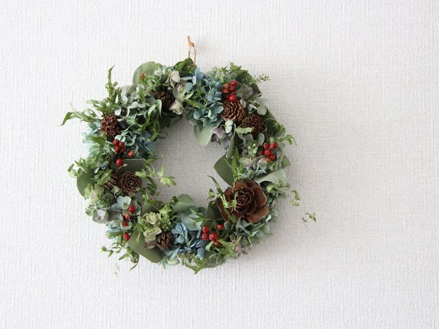 カニクサと木の実のリース | iichi 日々の暮らしを心地よくする