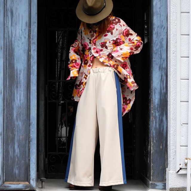 サイドライン・ベージュのワイドパンツ