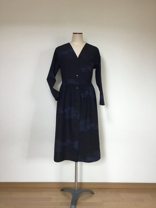 紬のワンピース      ブラック  着物リメイク   2way     Vネック開き