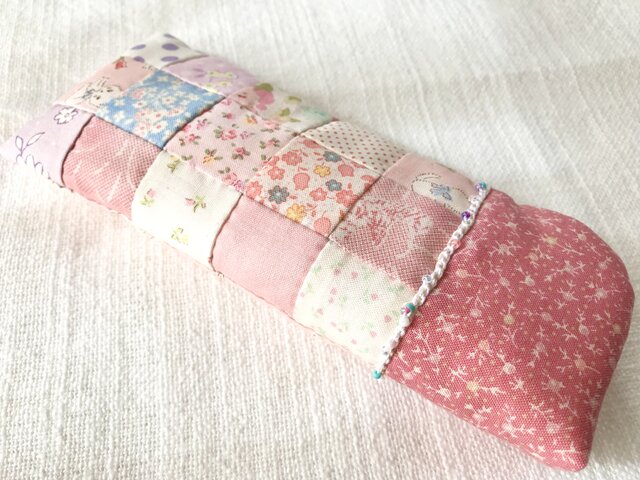 ねじねじを！ 海賊みたいなメガネケース.ヌメ革パッチワーク 再出品です。パッチワークとビーズ編みのメガネケース（ピンク