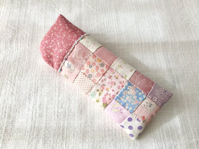 再出品です。パッチワークとビーズ編みのメガネケース（ピンク