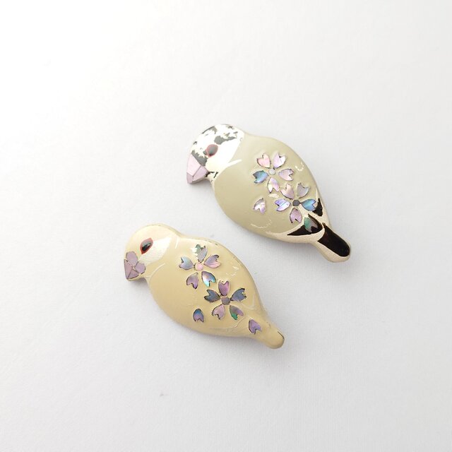 見返り文鳥 桜螺鈿 漆ブローチ