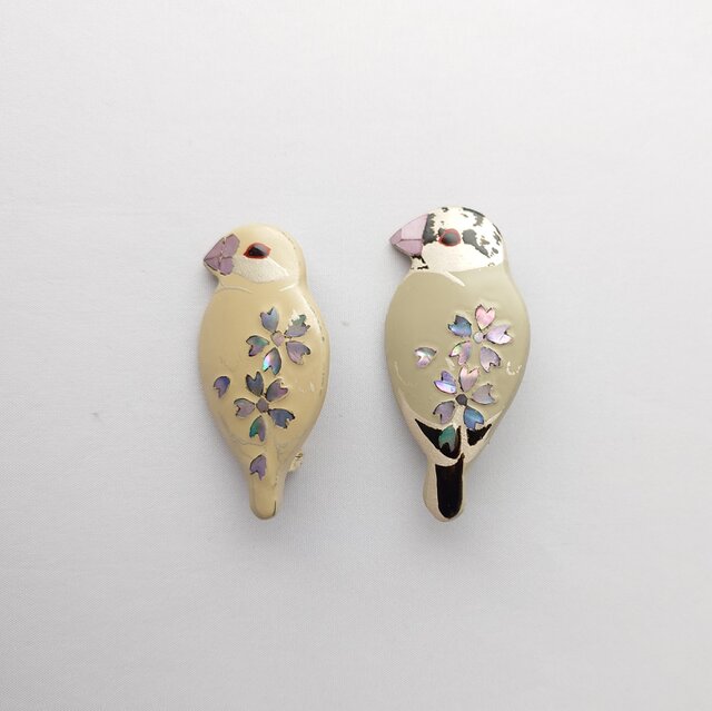 見返り文鳥 桜螺鈿 漆ブローチ | iichi 日々の暮らしを心地よくする