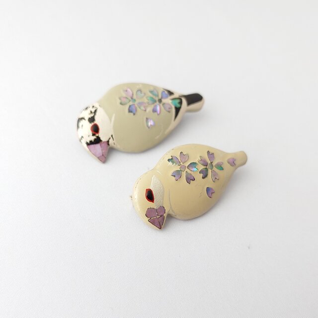 見返り文鳥 桜螺鈿 漆ブローチ | iichi 日々の暮らしを心地よくする