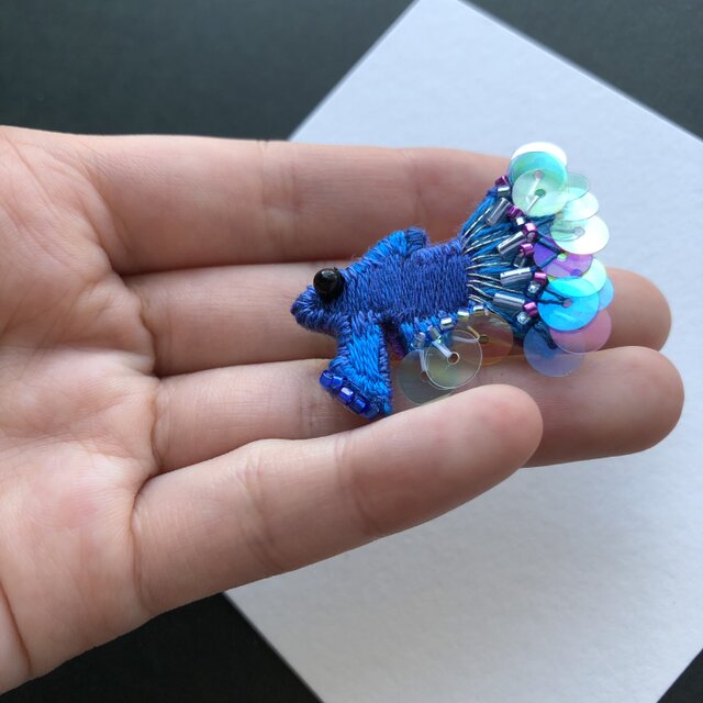 "青いベタお魚の刺繍ミニブローチ"