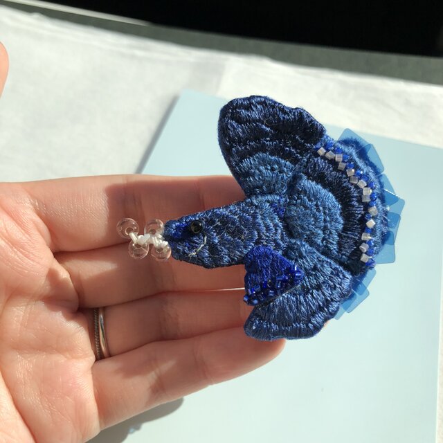 "青ベタのお魚刺繍ブローチ"
