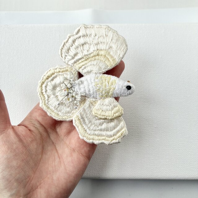光の中を泳ぐクリーム色の優しいベタさん ベタ/お魚刺繍ブローチ 絹糸